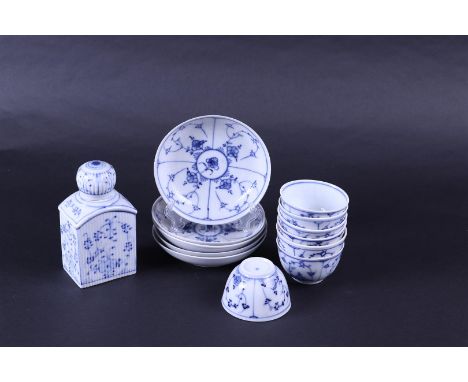 A lot consisting of (5) Zwiebelmuster plates, (6) cups&nbsp;and a tea caddy, 19th century.