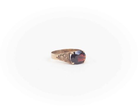 An Edwardian ladies 9ct gold garnet dress ring, Birmingham 1904, ring size R, approx 2.6g