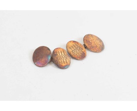 A pair of 9ct gold chain cufflinks, engraved with four arrow crest 