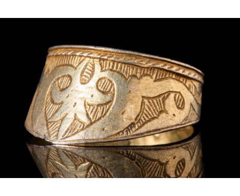Ca. AD 1300 - 1500. A medieval Byzantine silver gilt archery ring that enlarges on the shoulders into a central point. The sh