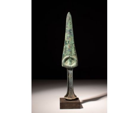 Ca. 1200 - 800 BC.A fine Western Asiatic dagger cast from bronze featuring a triangular blade. The penannular guard is displa