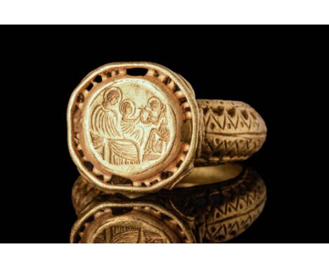 Ca. AD 700 - 900.A Byzantine medieval 23ct openwork ring with a round hoop, embellished with an openwork wave-like pattern th