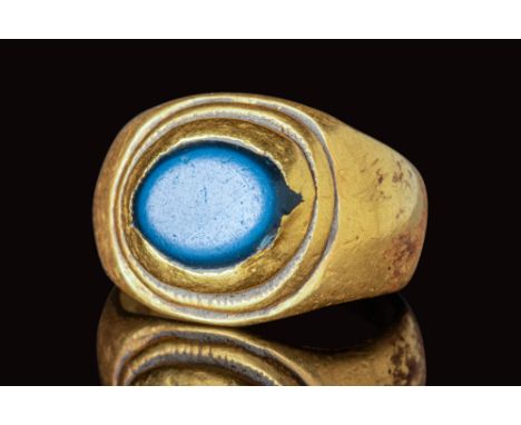 CA. 100 - 300 AD.A Roman gold ring, with an angular hoop that connects to a flat section. The flat section enlarges on the sh
