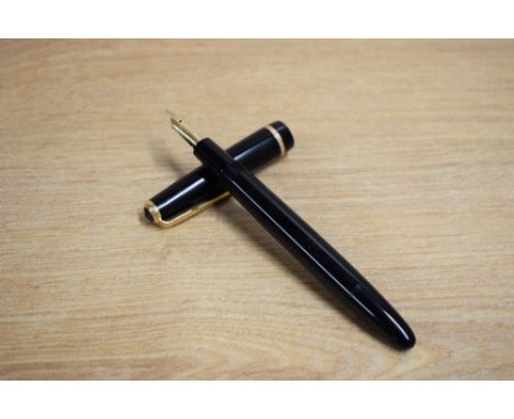 A Parker Duofold Victory aerometric fill fountain pen in black with Duofold cap band having Parker 14k England 10 nib