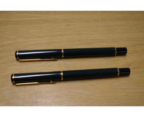 A Parker 88 Rialto cartridge fill fountain pen and roller ball pen set in laque dark green having Parker nib.