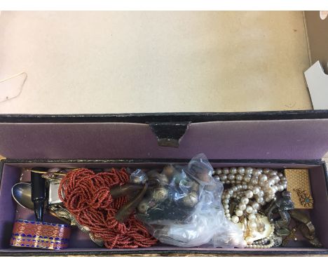 Boxed lot of vintage jewellery.