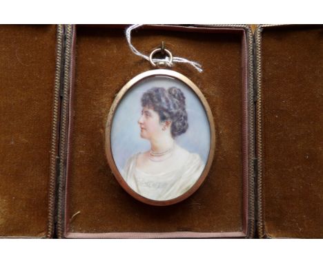 Oval portrait miniature on ivory a lady with 3 strings of pearls 6cm