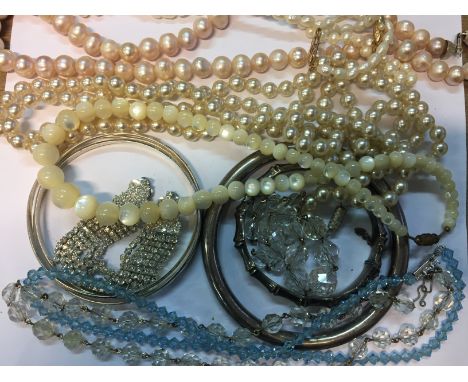 A quantity of vintage jewellery to include cultured pearls, silver bangles etc.