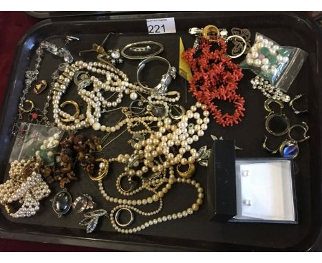 A quantity of vintage costume jewellery to include silver, pearls etc.