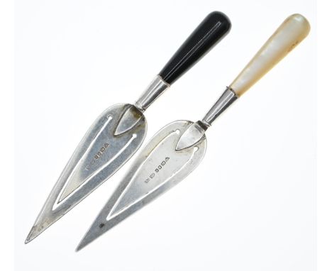 Two silver trowel bookmarks, Ari Norman, London 1985, one with a mother-of-pearl handle, the other onyx (2) 