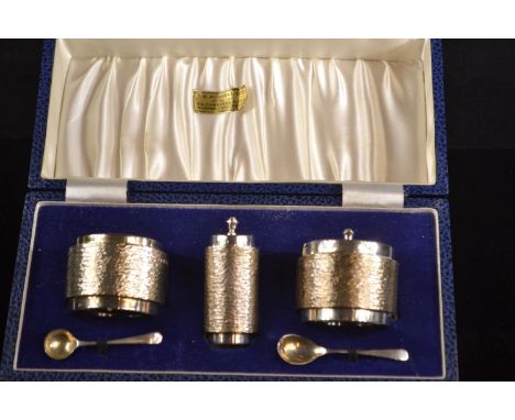 Silver three piece textured silver cruet set, Deakin & Francis Ltd, Birmingham 1974-76, with salt and mustard spoons, the sal