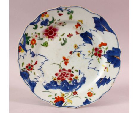 AN 18TH CENTURY CHINESE QIANLONG PERIOD TOBACCO LEAF PORCELAIN PLATE, 23cm.