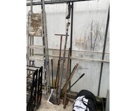 AN ASSORTMENT OF GARDEN TOOLS TO INCLUDE A SPADE, LONG REACH LOPPER AND PICK AXE ETC