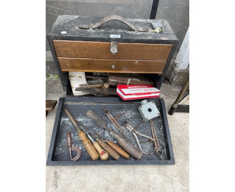 A VINTAGE JOINERS TOOL CHEST WITH DROP FRONT AND AN ASSORTMENT OF TOOLS TO INCLUDE CHISELS ETC