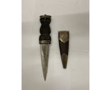 A VINTAGE SCOTTISH SKEARN DHU KNIFE, 8.5CM BLADE, WITH ENGRAVED DECORATION, SCABBARD STAMPED R &amp; H B K