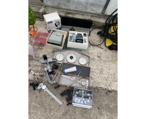 AN ASSORTMENT OF ENGINEERS TOOLS TO INCLUDE CLAMP ON VICES AND CALIPERS ETC