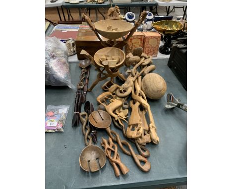 A QUANTITY OF TREEN ITEMS TO INCLUDE TRIPOD BASES WITH BOWLS, FIGURES, SPOONS, ETC