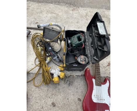 AN ASSORTMENT OF TOOLS TO INCLUDE A BOSCH ANGLE GRINDER, A JIGSAW AND 110V EXTENSION LEADS