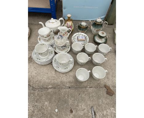 AN ASSORTMENT OF CERAMICS TO INCLUDE AYNSLEY TEA SERVICE ITEMS, ROYAL DOULTON PROVENCAL CUPS AND SAUCERS AND ROYAL WORCESTER 