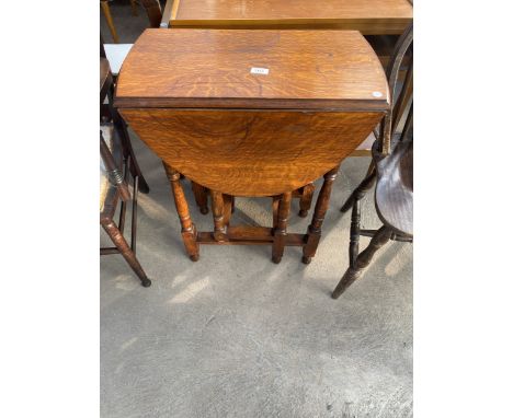AN EARLY 20TH CENTURY OAK GATE LEG TABLE ON TURNED LEGS, 36" X 24" OPENED