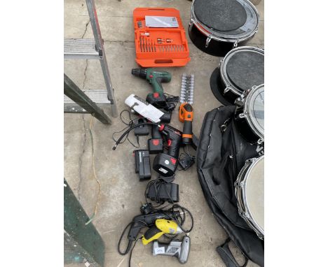AN ASSORTMENT OF POWER TOOLS TO INCLUDE A BOSCH DRILL AND A YARD FORCE TRIMMER ETC