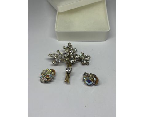 A VINTAGE CLEARSTONE BROOCH AND MATCHING EARRINGS IN A PRESENTATION BOX