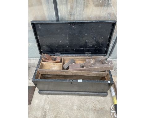 A VINTAGE WOODEN TOOL CHEST WITH AN INTERNAL LIFT OUT TRAY AND FOUR WOOD PLANES