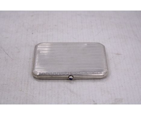 A VINTAGE MARKED 925 SILVER CIGARETTE CASE WITH ENGINE TURNING AND SEMI-PRECIOUS STONE TO CLASP, GROSS WEIGHT 86.52g