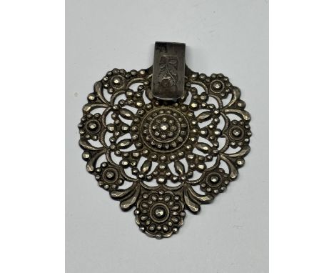 A DECORATIVE CONTINENTAL SILVER MONEY CLIP