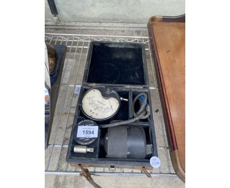 A VINTAGE CASED EVERETT-EDGCUMBE AUTO PHOTOMETER