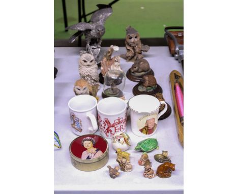 A COLLECTION OF ANIMAL AND BIRD FIGURES TO INCLUDE COUNTRY ARTISTS AND ROYAL DOULTON PLUS WADE WHIMSIES, ROYAL COMMEMORATIVE 