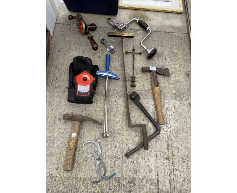 AN ASSORTMENT OF TOOLS TO INCLUDE BRACE DRILLS, HAMMERS AND CALIPERS ETC
