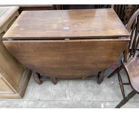 A MID 20TH CENTURY OVAL OAK GATE LEG TABLE ON TURNED LEGS, 60" X 35" OPENED