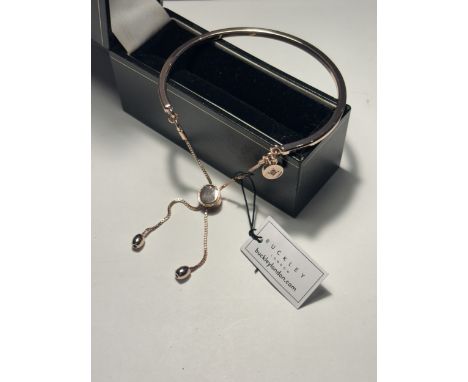 A BUCKLEY LONDON ADJUSTABLE BANGLE IN A PRESENTATION BOX