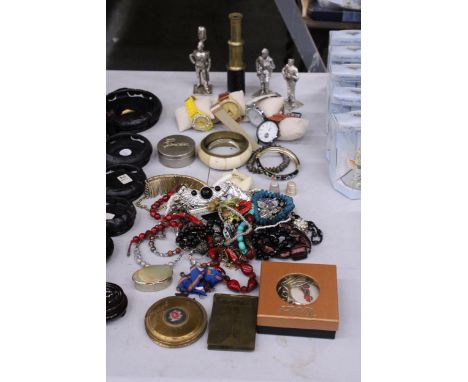 A COLLECTION OF CURIOS TO INCLUDE COSTUME JEWELLERY, A BRASS TELESCOPE, WATCHES, WHITE METAL FIGURES, ETC