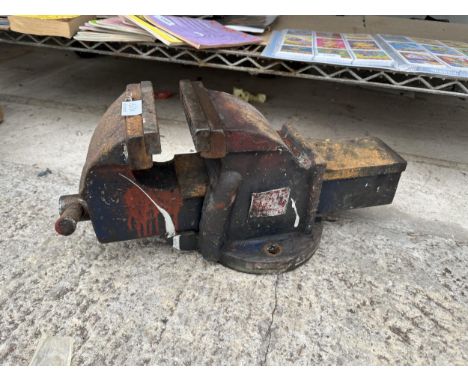 A LARGE HEAVY DUTY CAST IRON BENCH VICE WITH 6" JAWS