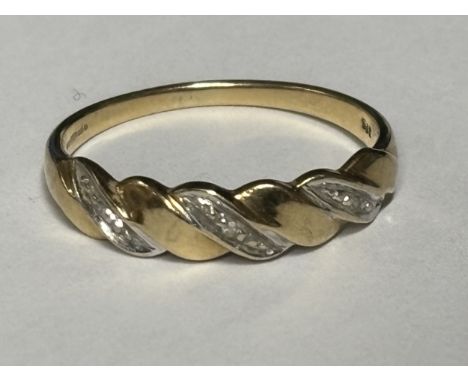 A MARKED 9 CARAT GOLD RING WITH THREE LINES OF DIAMONDS ON A TWIST DESIGN SIZE R