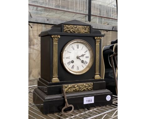 A VINTAGE CHIMING MANTLE CLOCK WITH BRASS DETAIL AND WINDING KEY