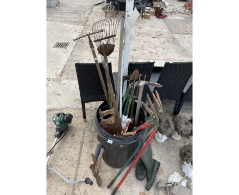 AN ASSORTMENT OF GARDEN TOOLS TO INCLUDE AXES, SHEARS AND RAKES ETC