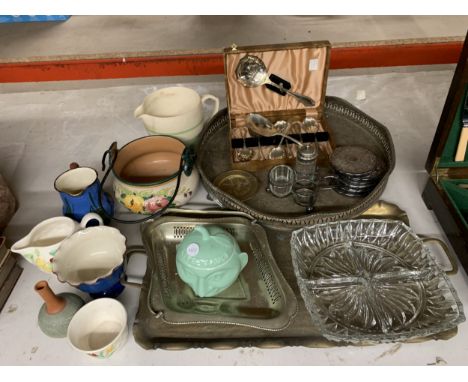 A MIXED LOT TO INCLUDE SILVER PLATED AND BRASS TRAYS, CERAMICS TO INCLUDE WADE, AN APPLE SAUCE POT, CASED SERVING SET, ETC