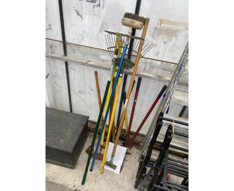 AN ASSORTMENT OF GARDEN TOOLS TO INCLUDE A RAKE AND HOES ETC