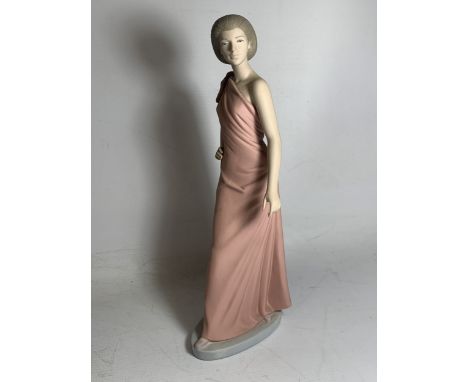 A NAO BY LLADRO FIGURINE "FLIRTATIOUS" IN A MATT FINISH