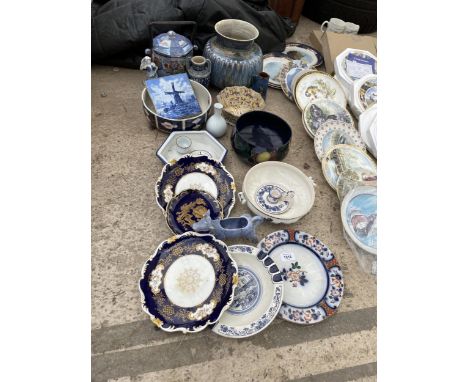AN ASSORTMENT OF CERAMICS TO INCLUDE A BLUE DELFT TILE, PLATES AND BOWLS ETC