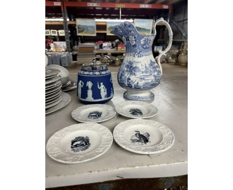 A QUANTITY OF VINTAGE CERAMICS TO INCLUDE A WEDGWOOD JASPERWARE COBALT BLUE LIDDED BISCUIT BARREL, LARGE BLUE AND WHITE TRANS