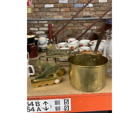 A VINTAGE BRASS PAN AND PAN TRIVET PLUS TWO SHOE ORNAMENTS