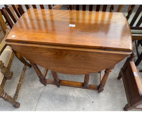 AN EARLY 20TH CENTURY OAK GATE LEG TABLE ON TURNED LEGS, 40" X 30" OPENED