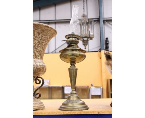 A VINTAGE BRASS OIL LAMP WITH GLASS FUNNEL