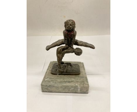 A BRONZE FIGURE OF A GIRL AND BOY PLAYING LEAP FROG, ON A MARBLE BASE, HEIGHT 16CM