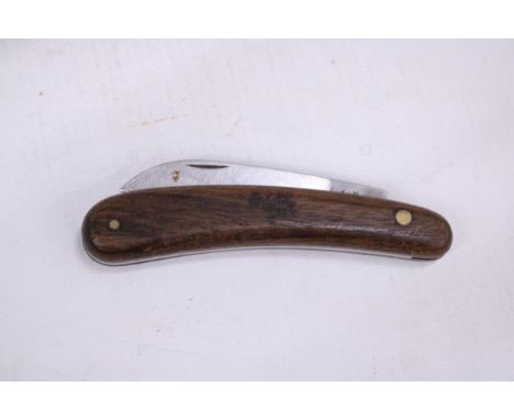 A VINTAGE SWISS MADE 'VICTORINOX' PRUNING KNIFE