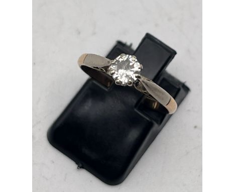 AN 18 CARAT YELLOW GOLD AND PLATINUM RING WITH CENTRE DIAMOND AND DIAMONDS TO THE SHOULDERS (CENTRE DIAMOND APPROX 5MM) SIZE 